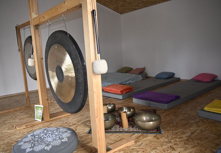 Prostor za sproščanje z zvokom: gonga, pojoče posode in ležalne podloge z odejami